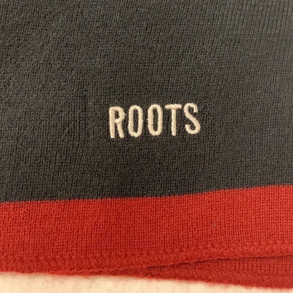 ROOTS scarf black with red trim 6.5” x 89” OS UNISEX - Picture 6 of 8